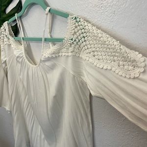 White Long Sleeve Daisy Lace Top! 🤍